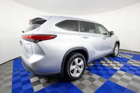 More photos of 2023 Toyota Highlander Hybrid LE at Apple Sport Imports, TX