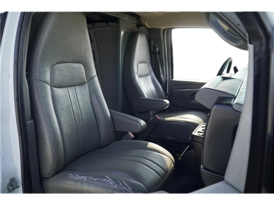 2014 Chevrolet Express 3500 Cargo Van photo 4