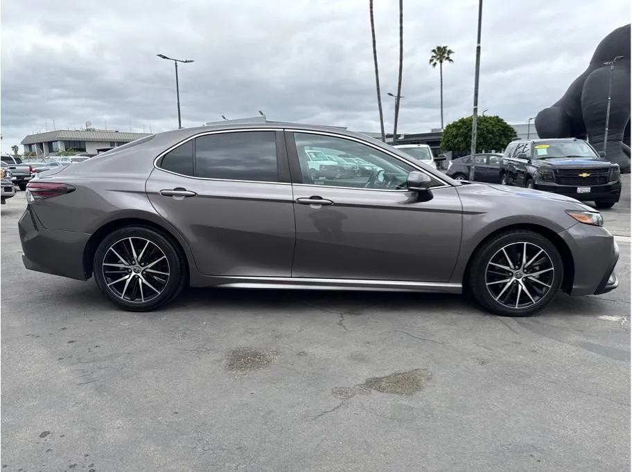 2022 Toyota Camry SE photo 13