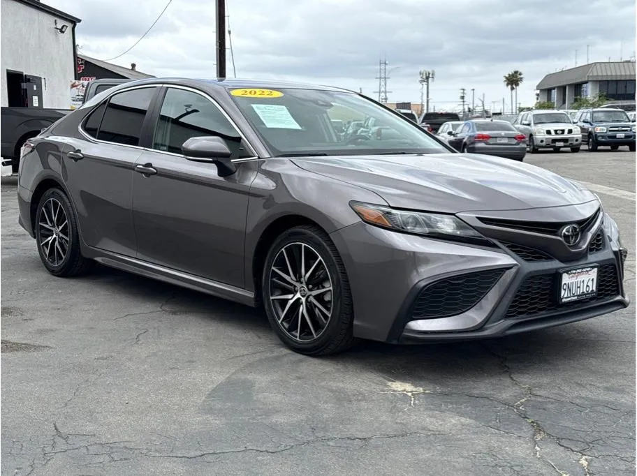 2022 Toyota Camry SE photo 3