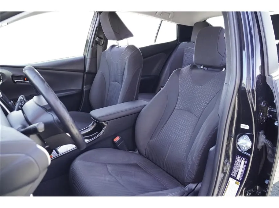 2016 Toyota Prius Three photo 4