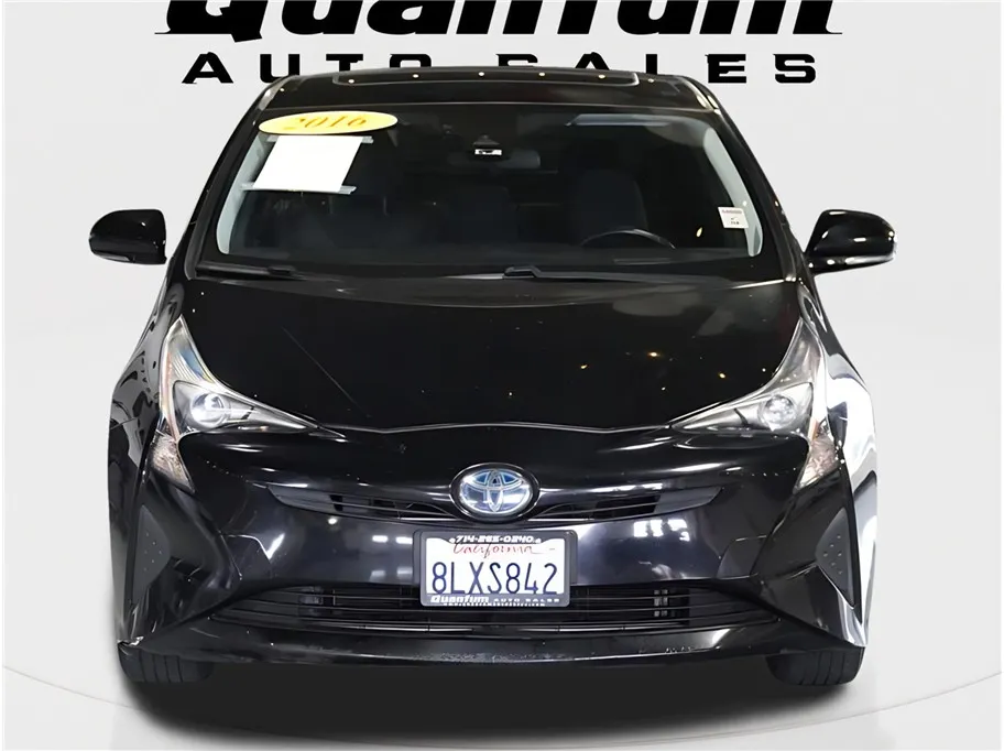 2016 Toyota Prius Three photo 3