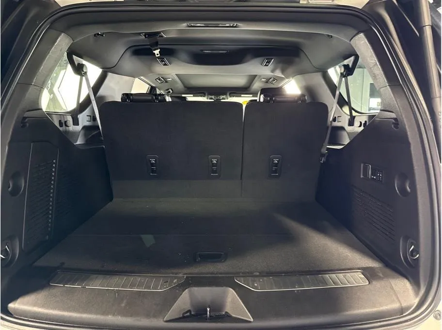 2021 Chevrolet Suburban High Country photo 11