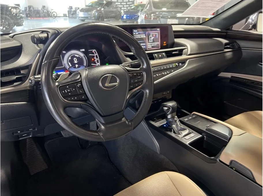 2021 Lexus ES 300h photo 17