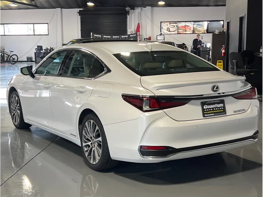 2021 Lexus ES 300h photo 13