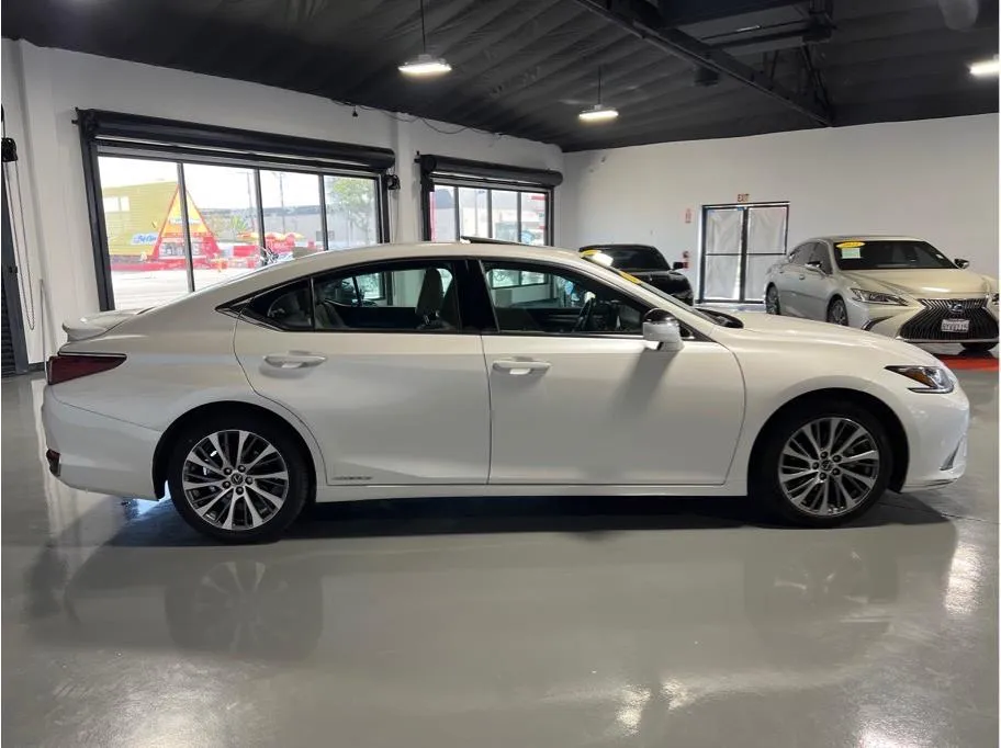 2021 Lexus ES 300h photo 14