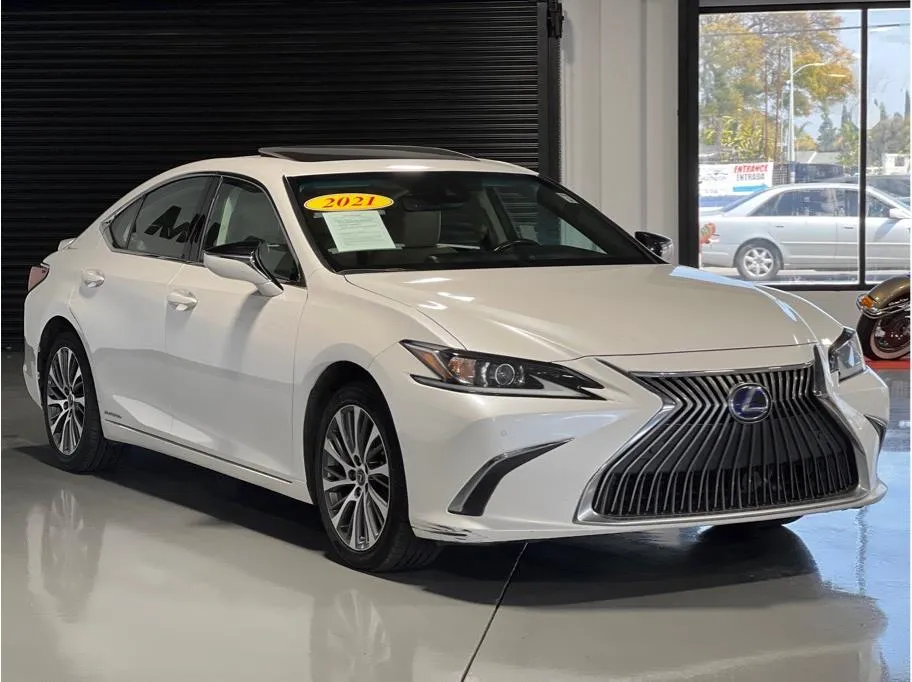 2021 Lexus ES 300h photo 3