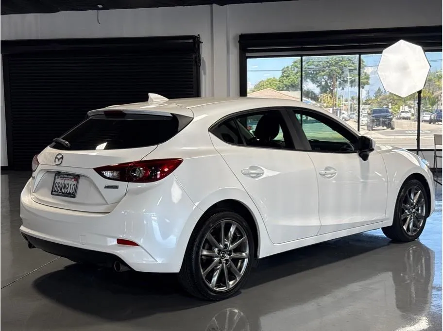 2018 Mazda Mazda3 Grand Touring Hatchback photo 9