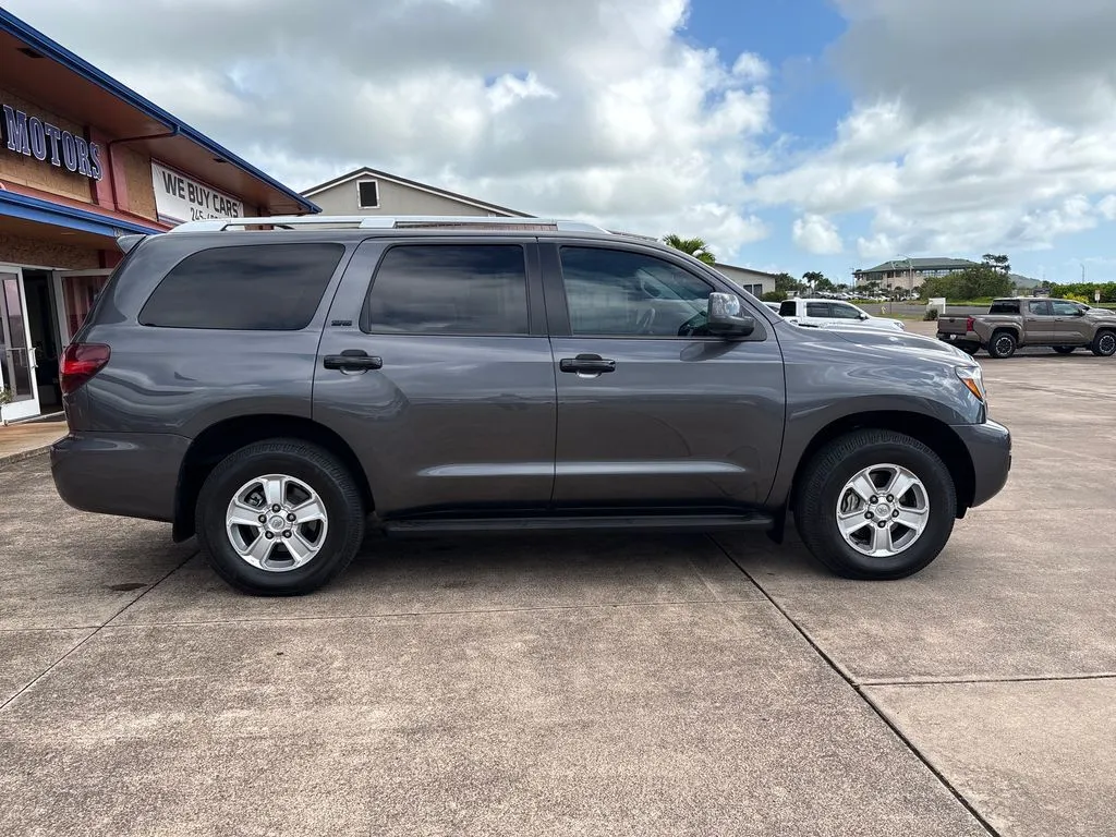 2022 Toyota Sequoia SR5 - Photo 7