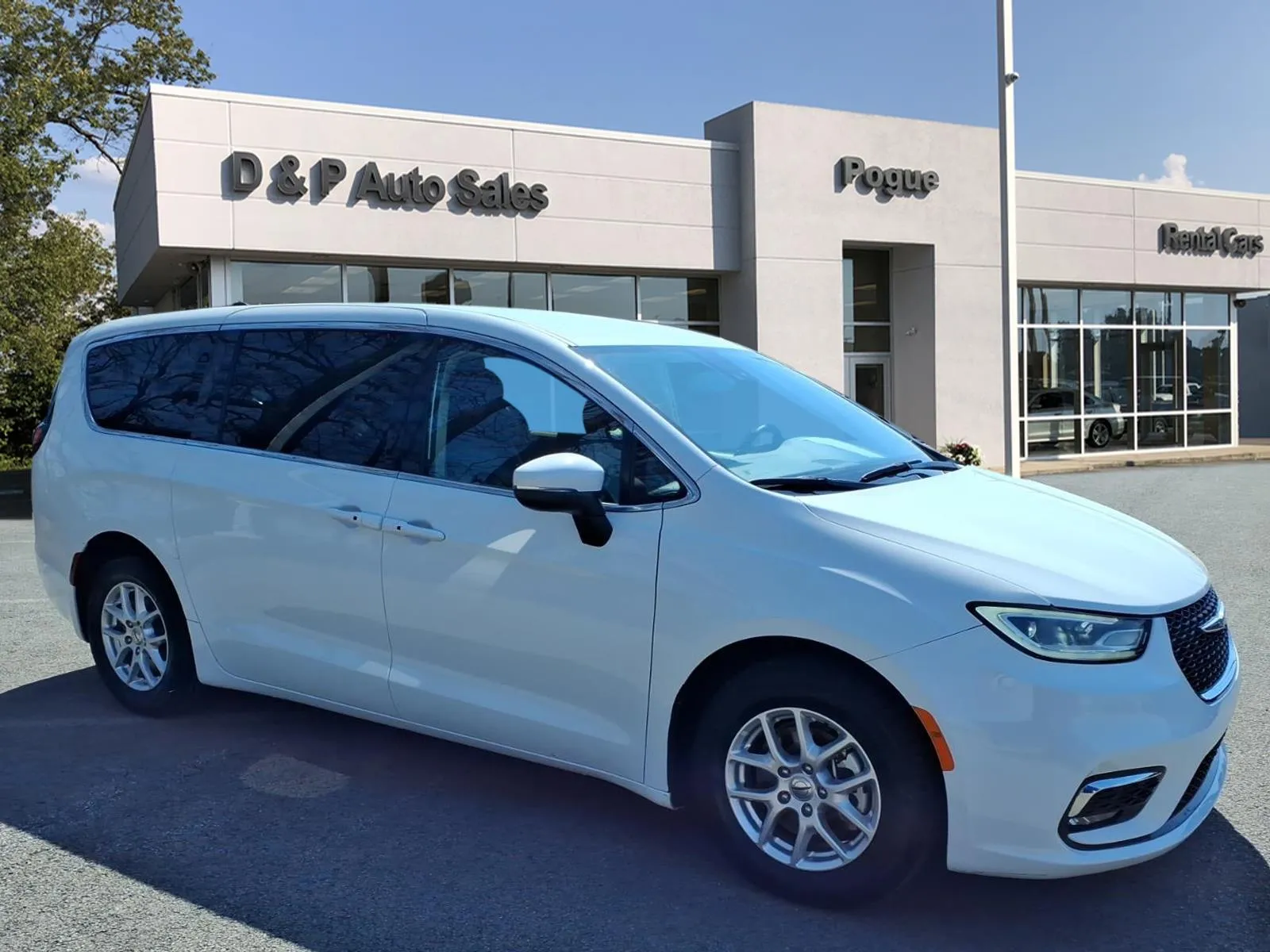White 2023 Chrysler Pacifica Touring L for sale in Powderly, KY
