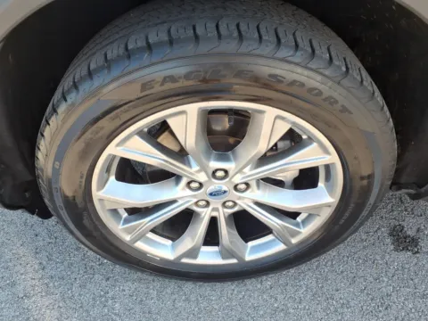More photos of 2022 Ford Explorer XLT at D & P Auto Sales, KY