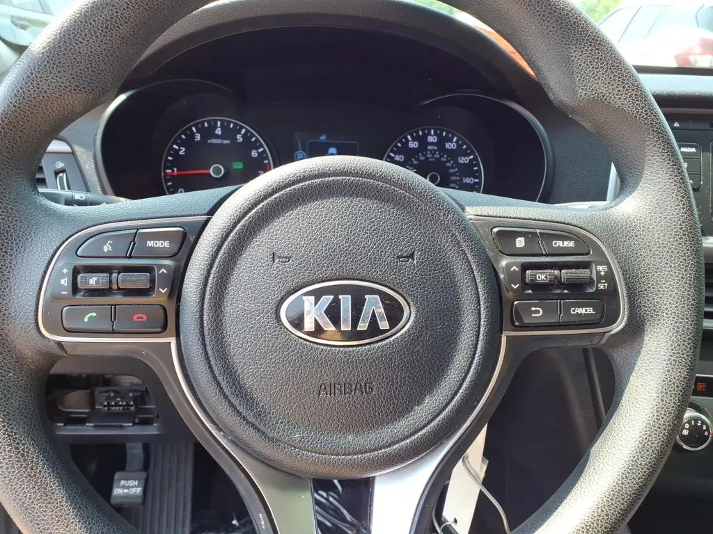 2017 Kia Optima LX - Photo 7