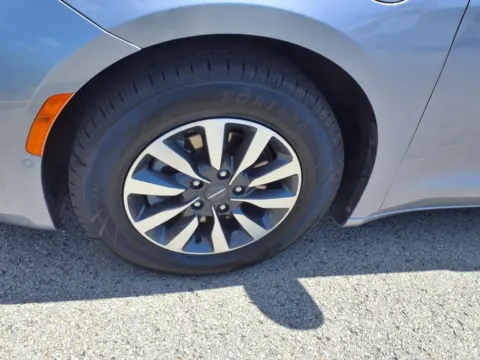 More photos of 2021 Chrysler Pacifica Hybrid Touring L at D & P Auto Sales, KY
