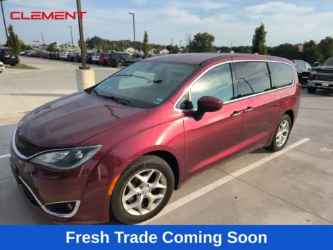 Red 2017 Chrysler Pacifica Touring L for sale in Wentzville, MO
