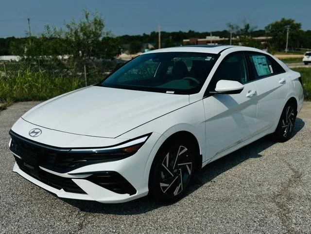 White 2024 Hyundai Elantra SEL for sale in Wentzville, MO