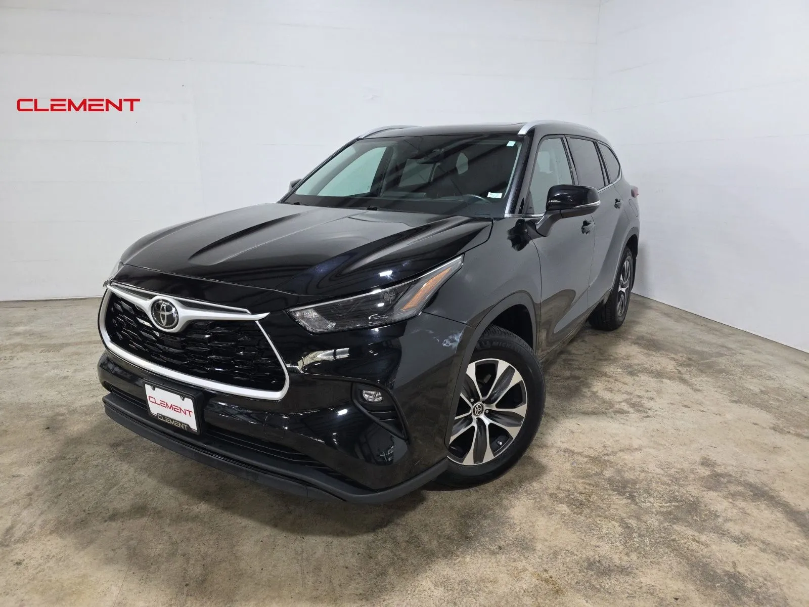 Black 2022 Toyota Highlander XLE for sale in Wentzville, MO