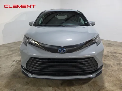 Photos of 2022 Toyota Sienna Woodland Edition for sale in Wentzville, MO at Clement Hyundai
