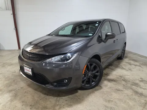 Gray 2019 Chrysler Pacifica Touring Plus for sale in Wentzville, MO