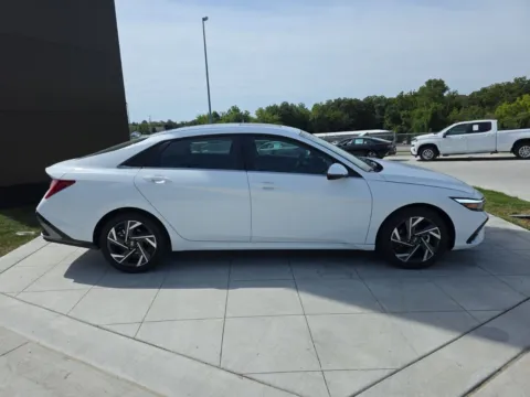 More photos of 2025 Hyundai Elantra Limited at Clement Hyundai, MO