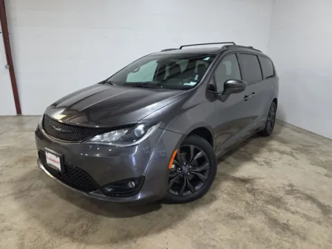 Gray 2019 Chrysler Pacifica Touring L Plus for sale in Wentzville, MO