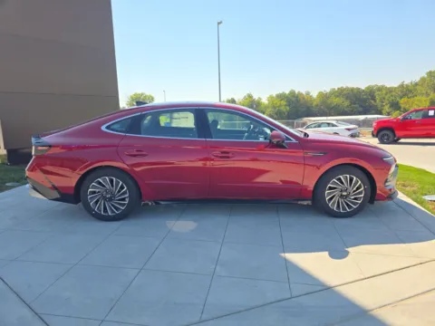 More photos of 2025 Hyundai Sonata Hybrid Limited at Clement Hyundai, MO