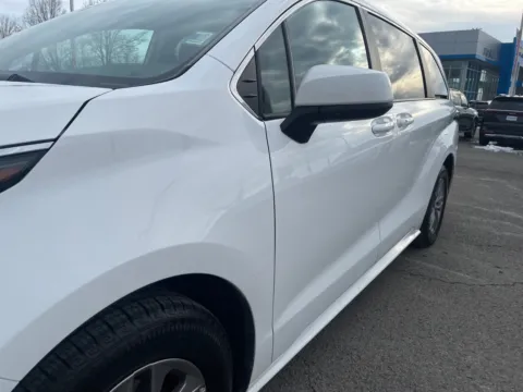 More photos of 2024 Toyota Sienna LE at Pogue Chevrolet, INC., KY