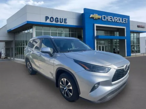 Silver 2024 Toyota Highlander XLE for sale in Powderly, KY