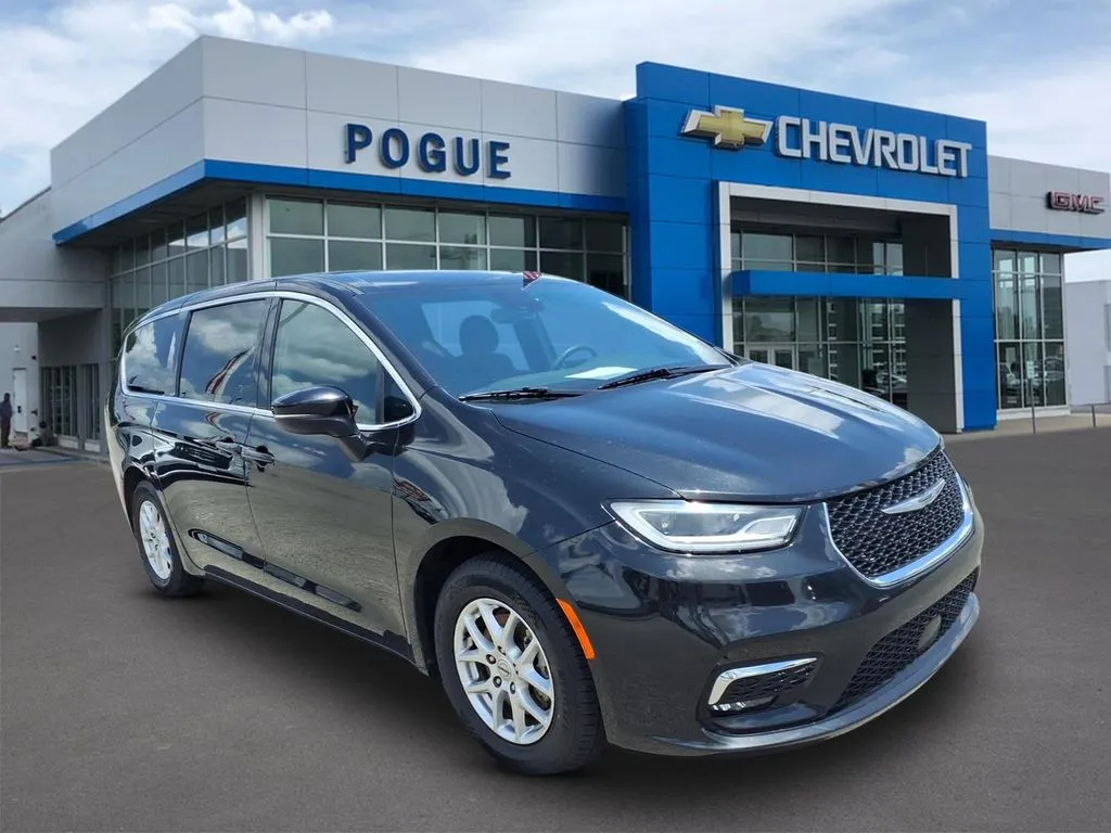 Black 2023 Chrysler Pacifica Touring for sale in Powderly, KY