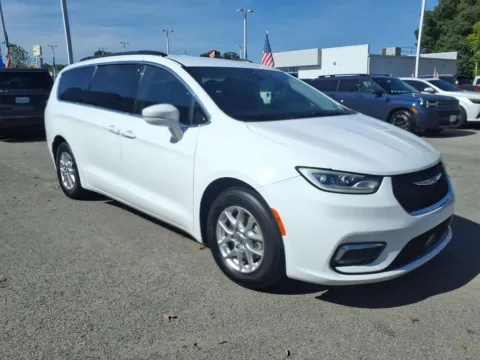White 2022 Chrysler Pacifica Touring L for sale in Powderly, KY