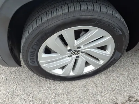 More photos of 2022 Volkswagen Atlas Cross Sport 2.0T SE w/Technology at Pogue Chevrolet, INC., KY