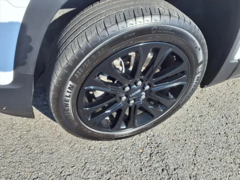 More photos of 2023 GMC Acadia SLE at Pogue Chevrolet, INC., KY