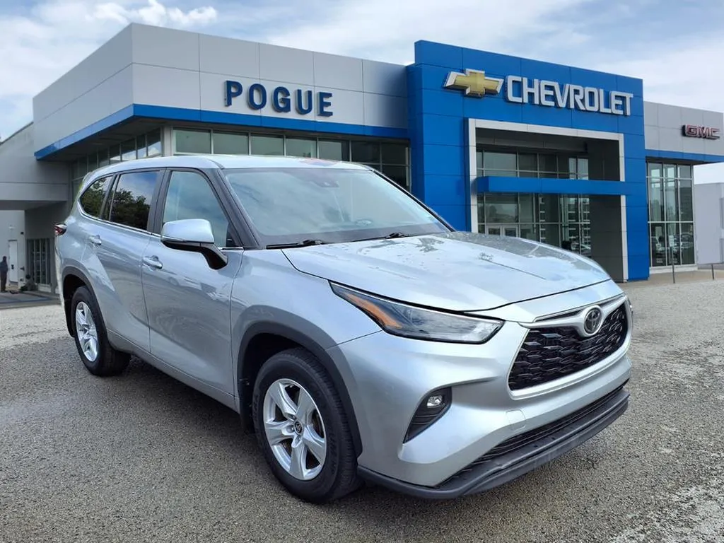 Silver 2024 Toyota Highlander LE for sale in Powderly, KY
