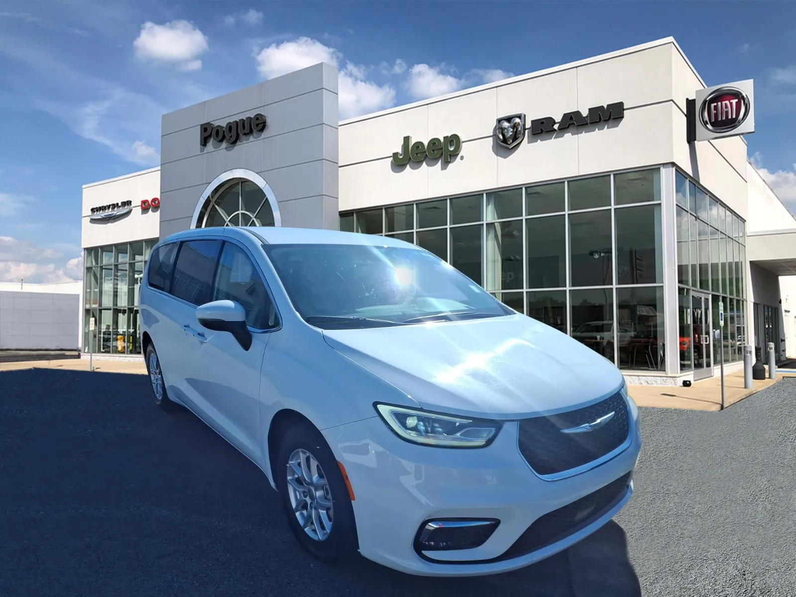 White 2023 Chrysler Pacifica Touring L for sale in Powderly, KY