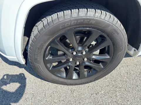More photos of 2019 Jeep Grand Cherokee Altitude at Pogue Chrysler Dodge Jeep RAM FIAT, KY