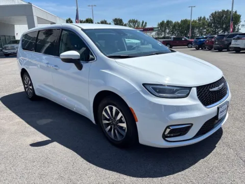 White 2023 Chrysler Pacifica Hybrid Touring L for sale in Powderly, KY