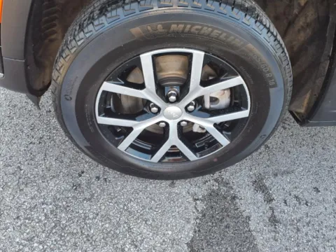 More photos of 2024 Jeep Grand Cherokee L Limited at Pogue Chrysler Dodge Jeep RAM FIAT, KY