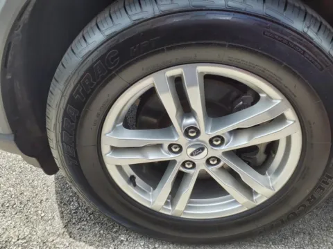 More photos of 2023 Ford Explorer XLT at Pogue Chrysler Dodge Jeep RAM FIAT, KY