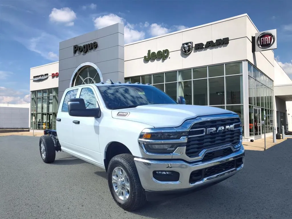 White 2025 RAM Ram 3500 Chassis Cab RAM 3500 TRADESMAN CREW CAB CHASSIS 4X4 60' CA for sale in Powderly, KY