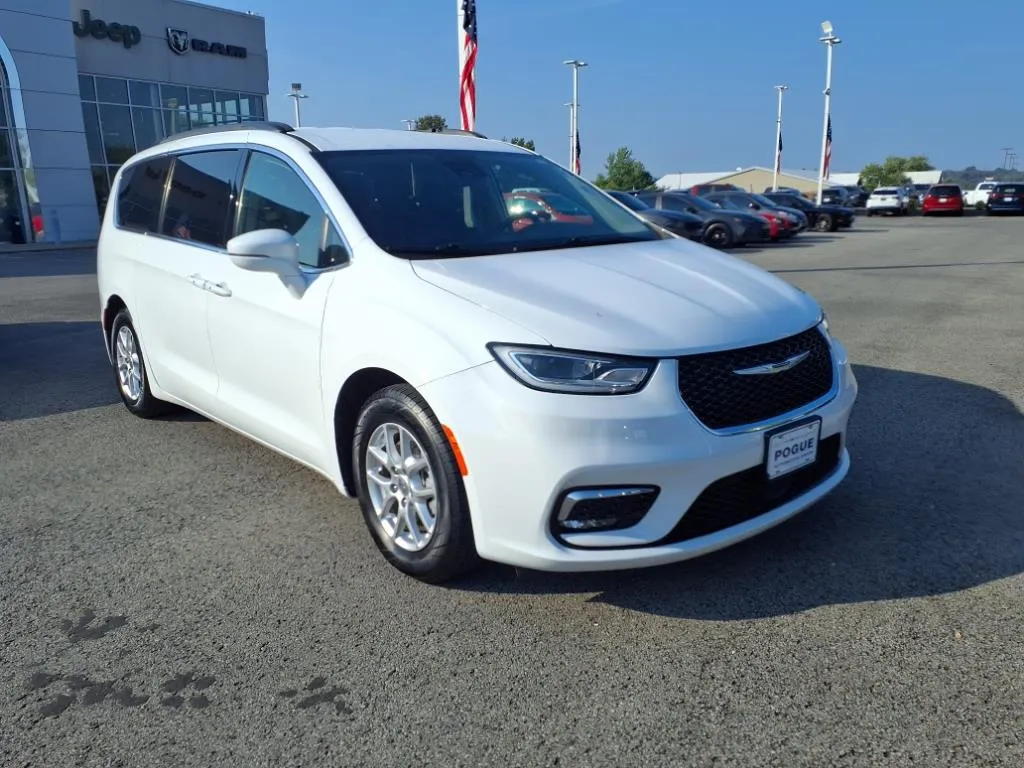 White 2022 Chrysler Pacifica Touring L for sale in Powderly, KY
