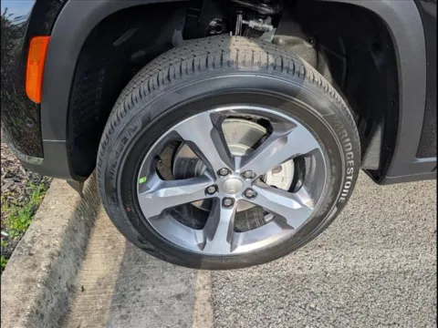 More photos of 2025 Jeep Grand Cherokee GRAND CHEROKEE L LIMITED 4X4 at Pogue Chrysler Dodge Jeep RAM FIAT, KY