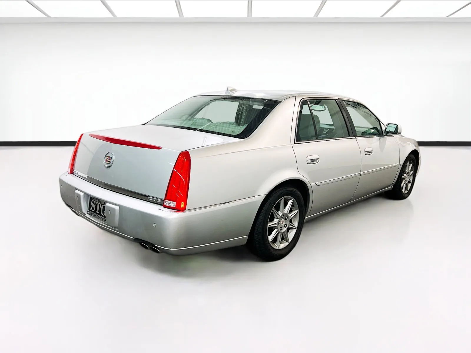 2010 Cadillac DTS Luxury photo 2