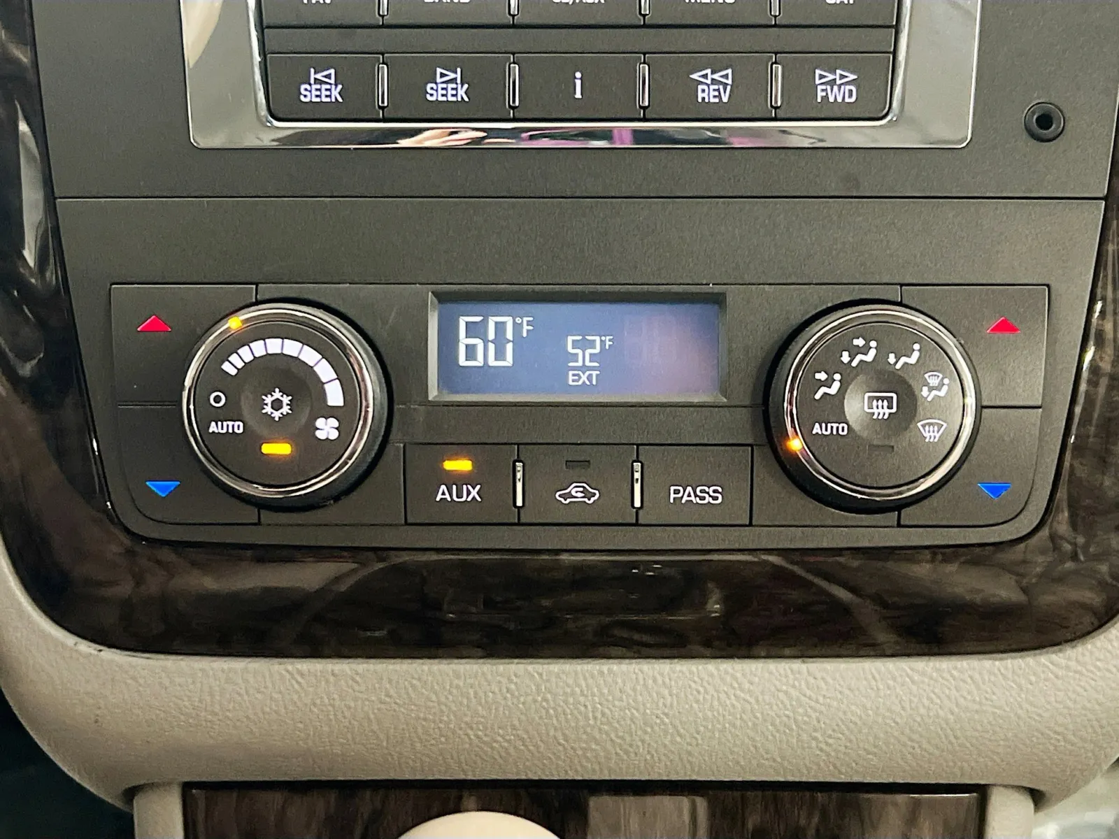 2010 Cadillac DTS Luxury photo 4