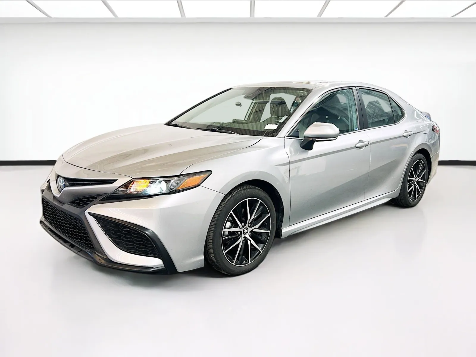 Silver 2023 Toyota Camry Hybrid SE for sale in Chandler, AZ