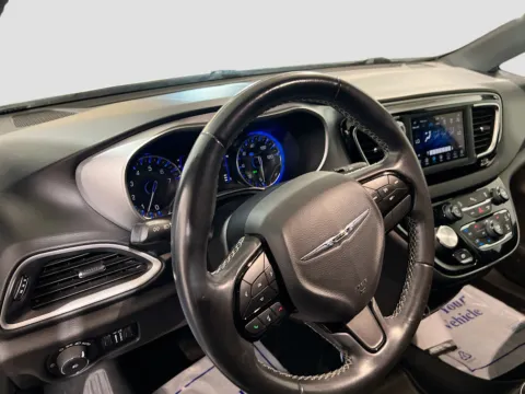 More photos of 2020 Chrysler Pacifica Touring at STG Chandler, AZ