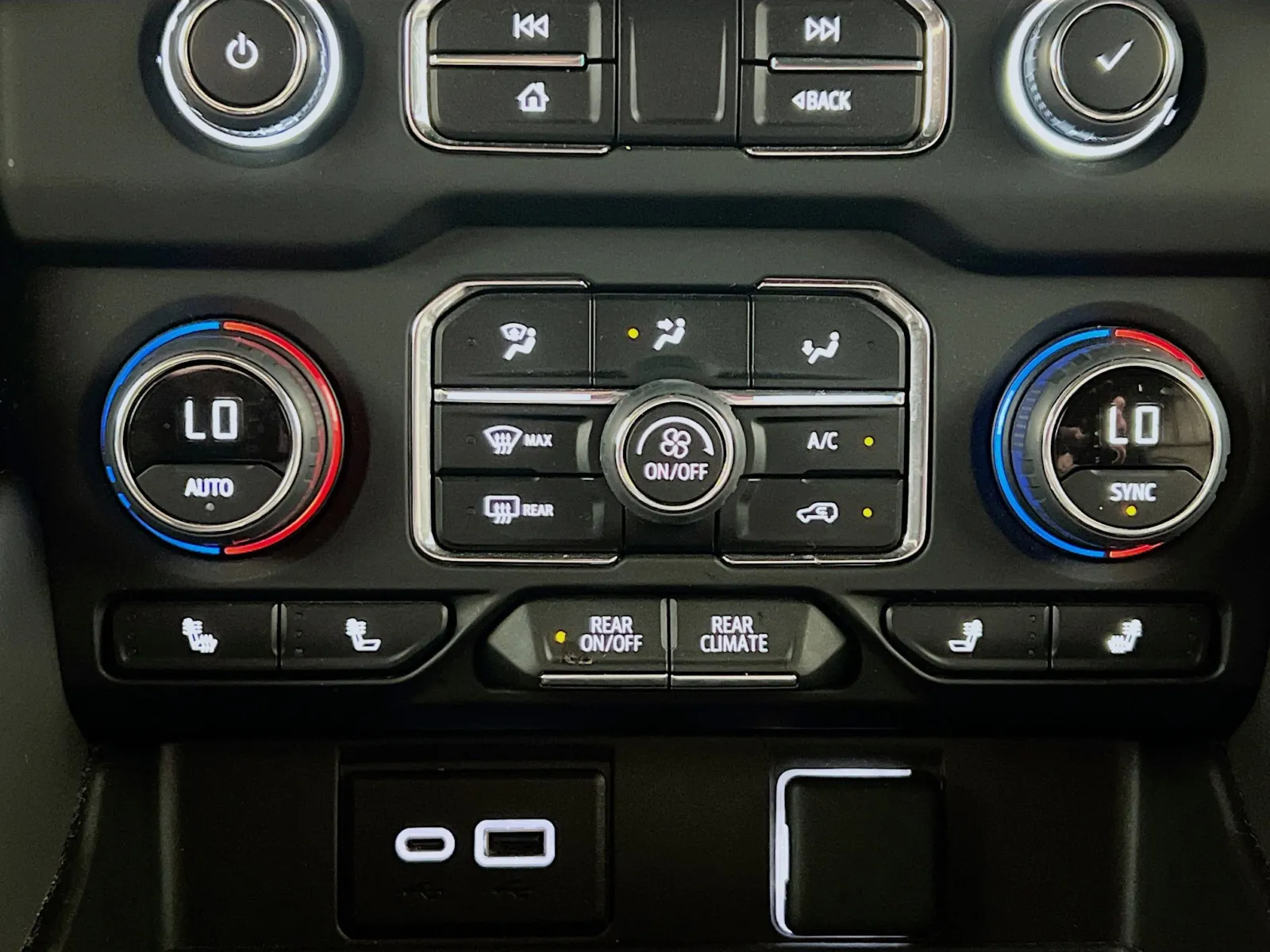 2024 Chevrolet Suburban RST - Photo 11