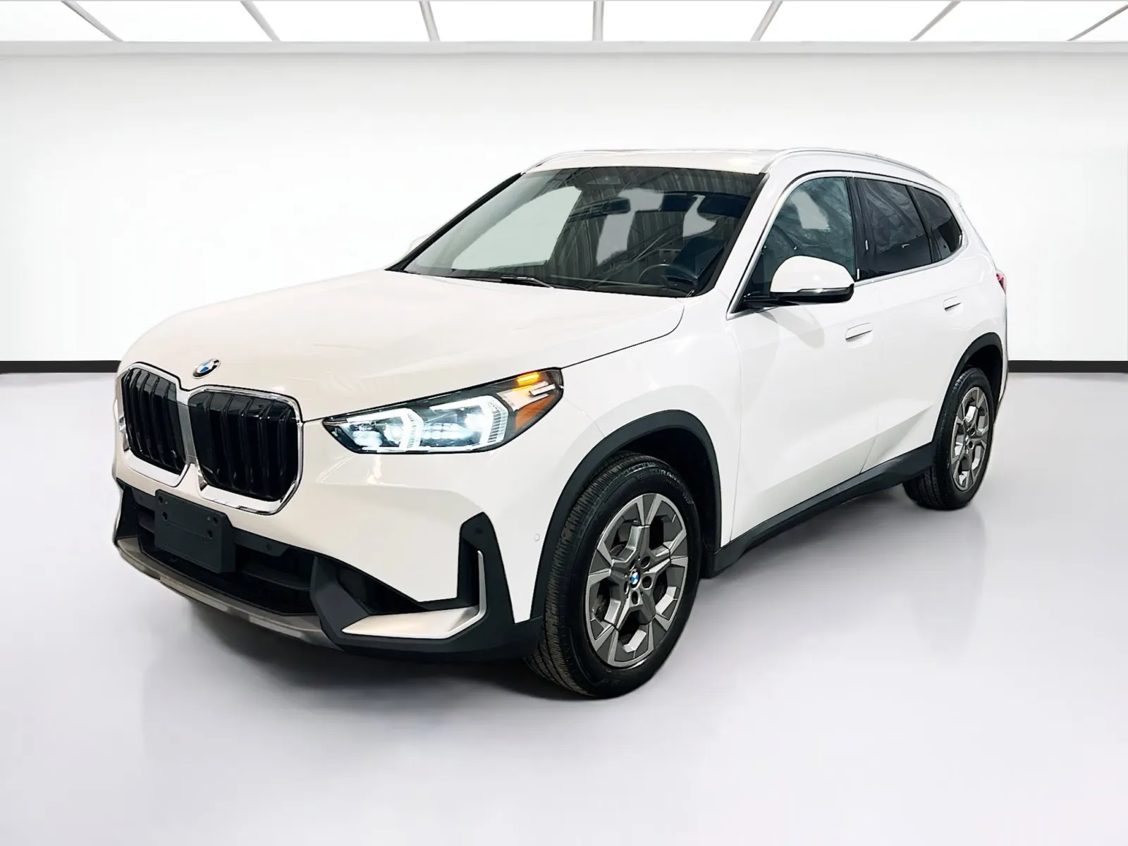 White 2023 BMW X1 xDrive28i for sale in Chandler, AZ