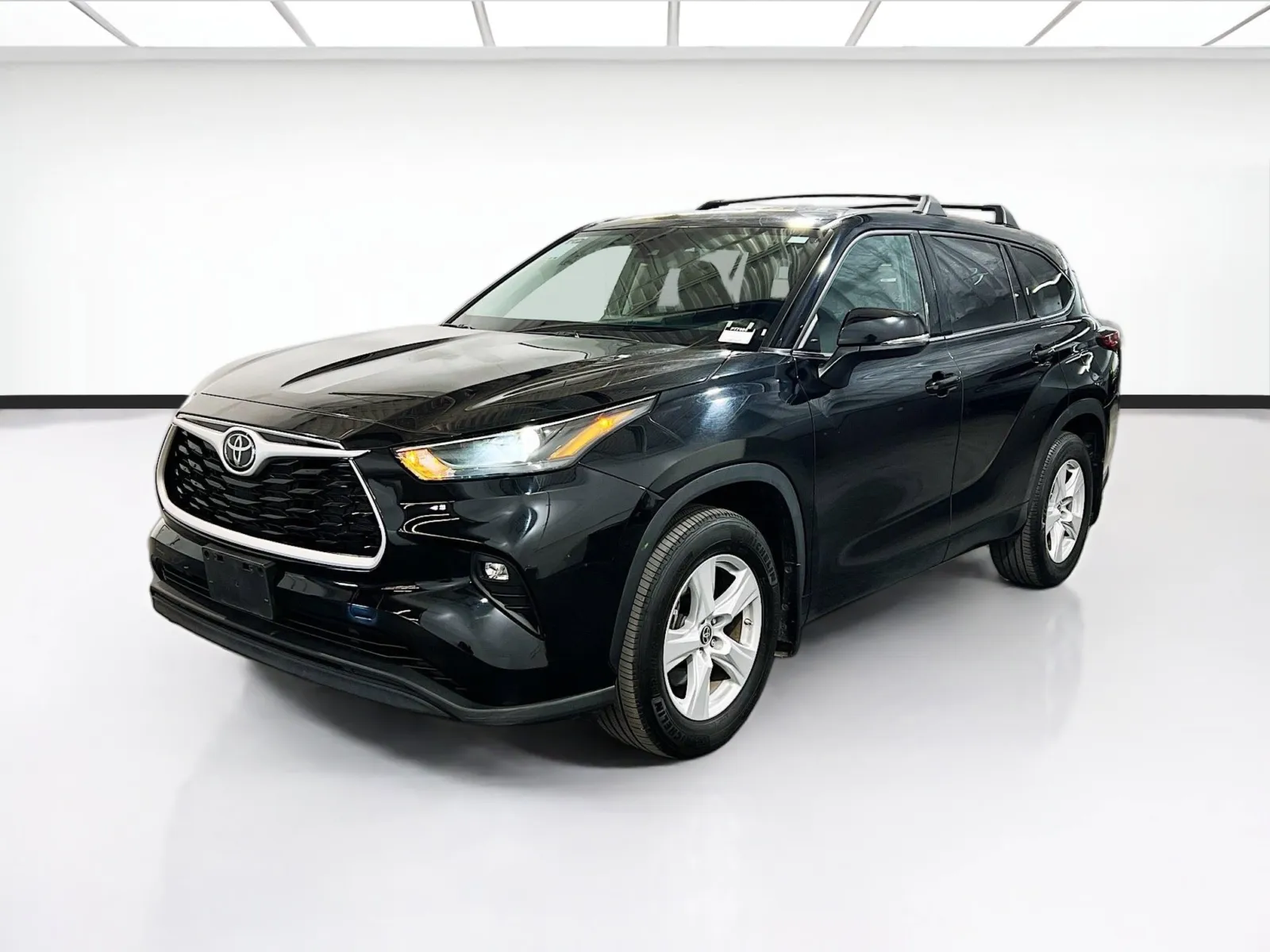 Black 2022 Toyota Highlander LE for sale in Chandler, AZ
