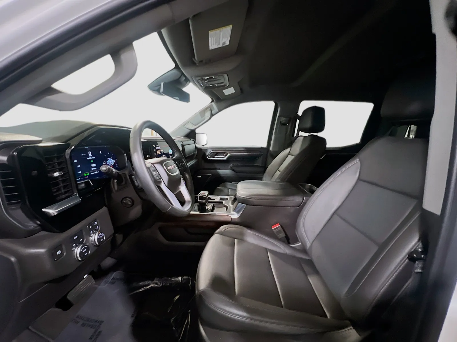 2024 GMC Sierra 1500 SLT - Photo 15