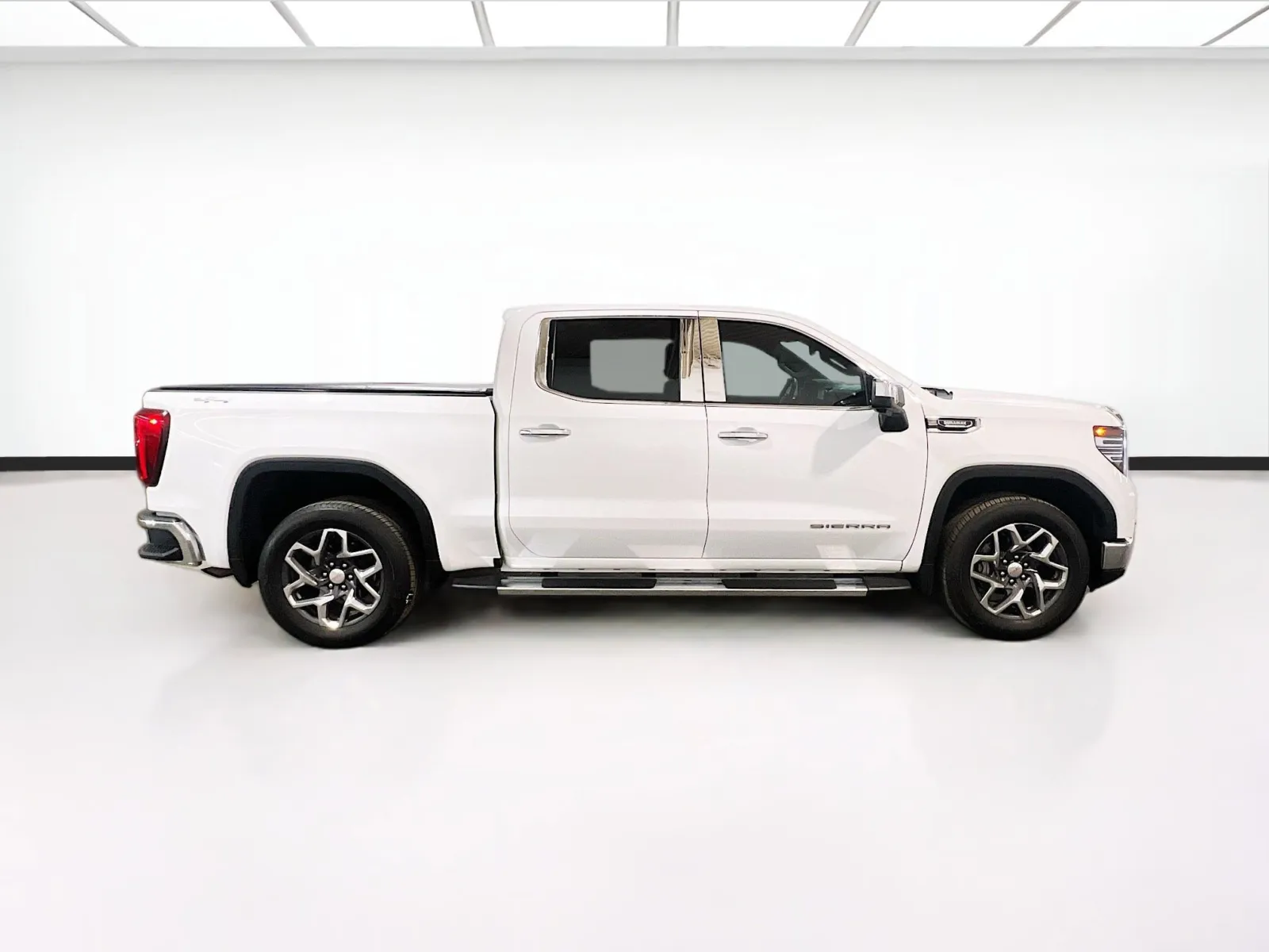 2024 GMC Sierra 1500 SLT - Photo 24