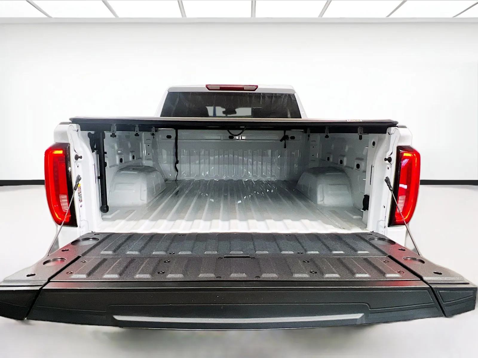 2024 GMC Sierra 1500 SLT - Photo 19